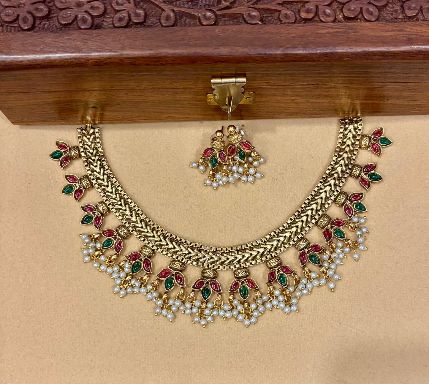 Vaishnavi Kemp Pearl Choker Set