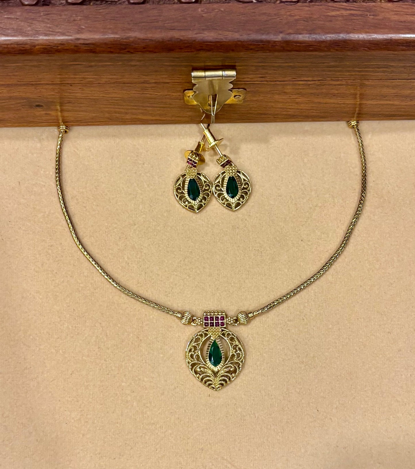Harini Emerald Pendant Necklace Set
