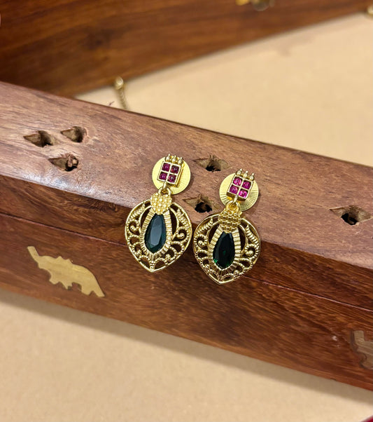 Harini Emerald Pendant Necklace Set