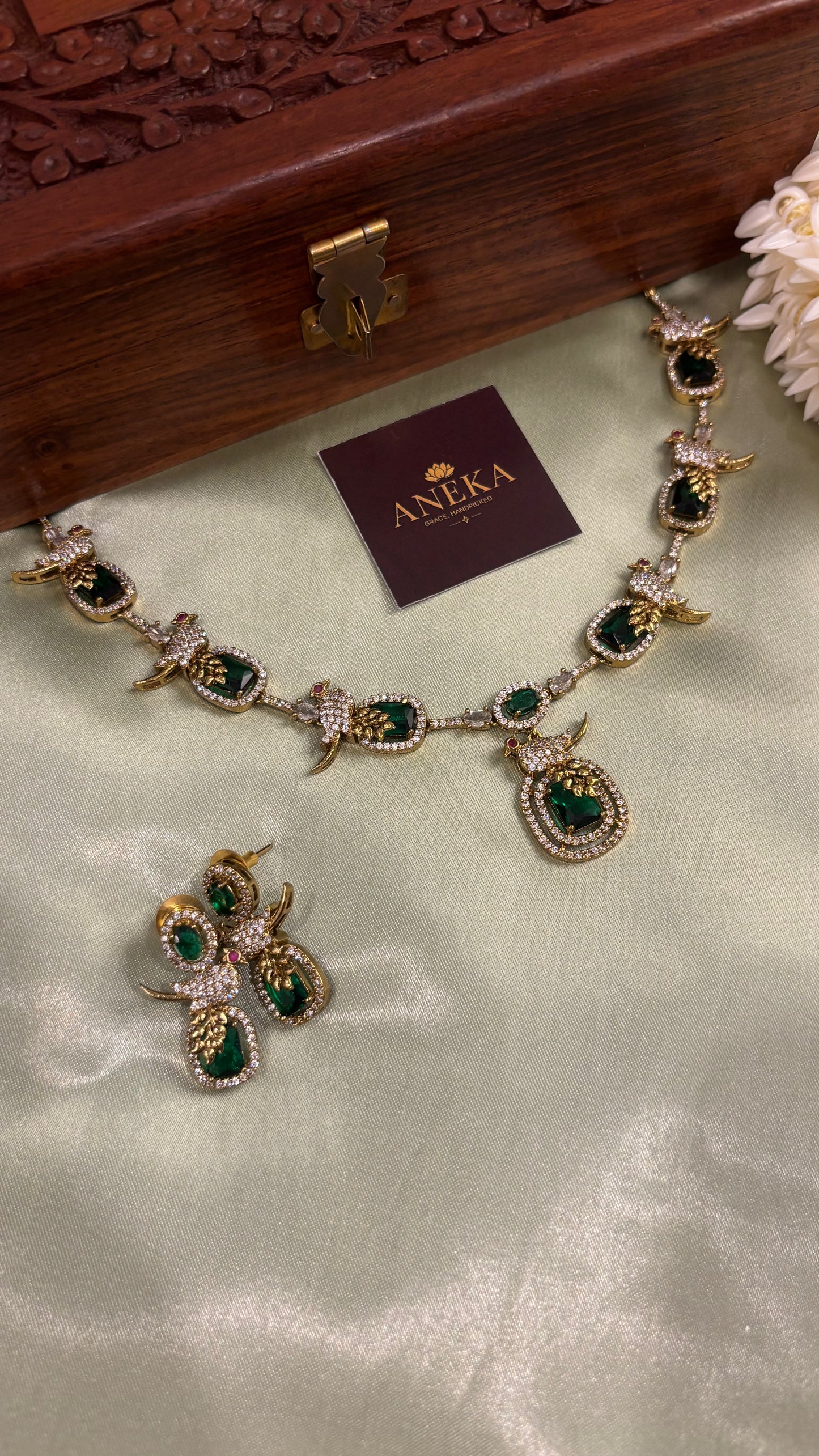 Mayura Victoria Necklace Set