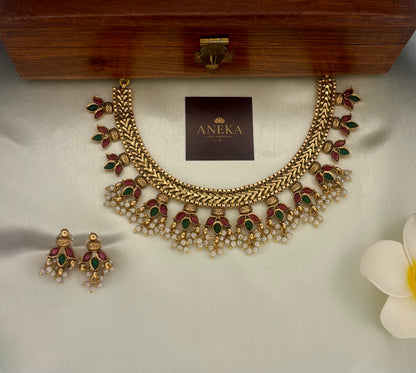 Vaishnavi Kemp Pearl Choker Set