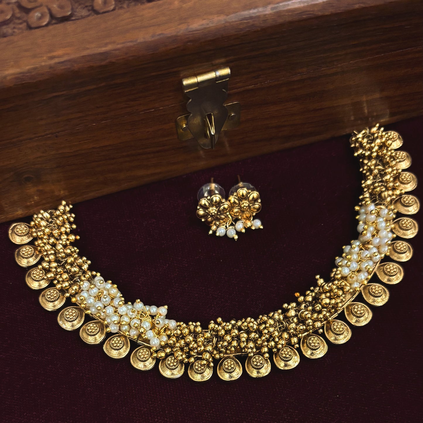 Mrinal Pearl Kashu Choker Set