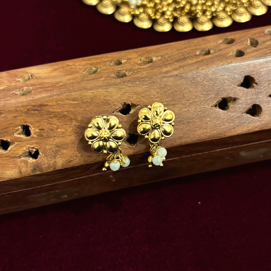 Mrinal Pearl Kashu Choker Set
