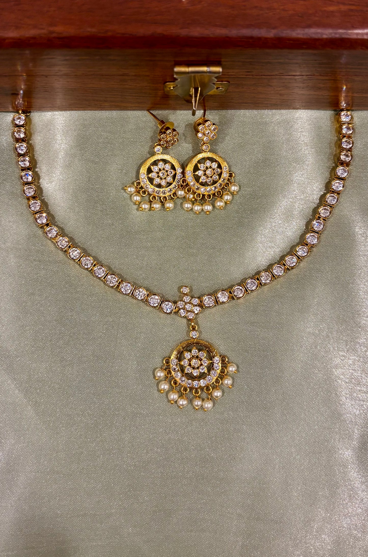 Miraya Kemp Attigai Necklace Set