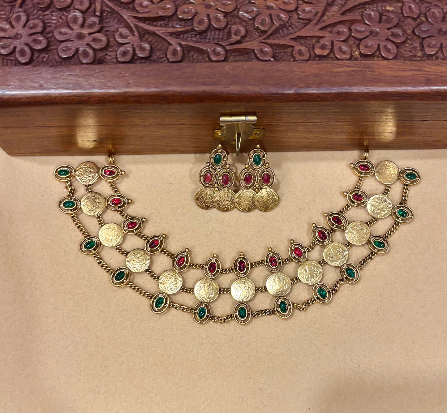 Samyukta Layered Kashu Choker.