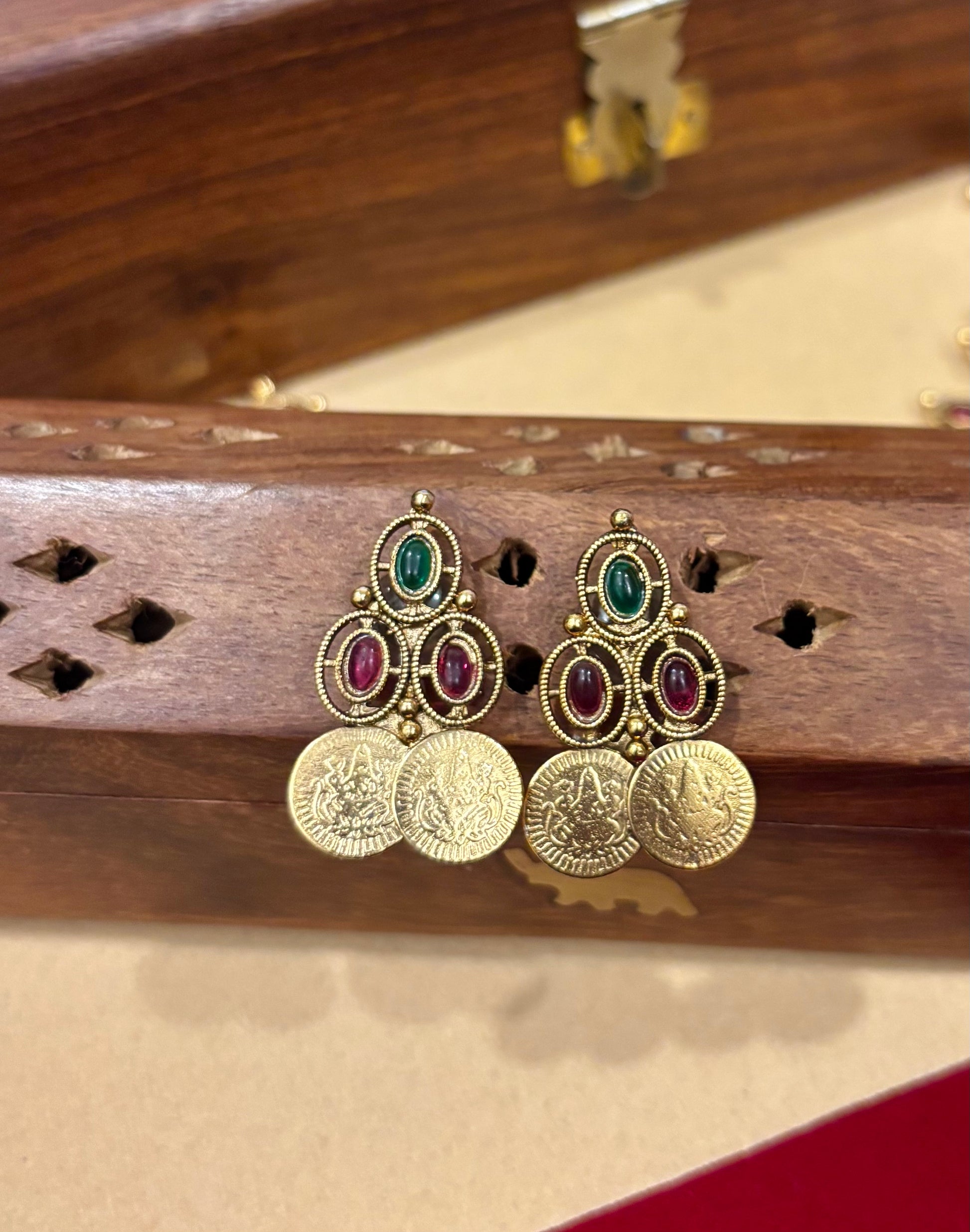 Samyukta Layered Kashu Choker.