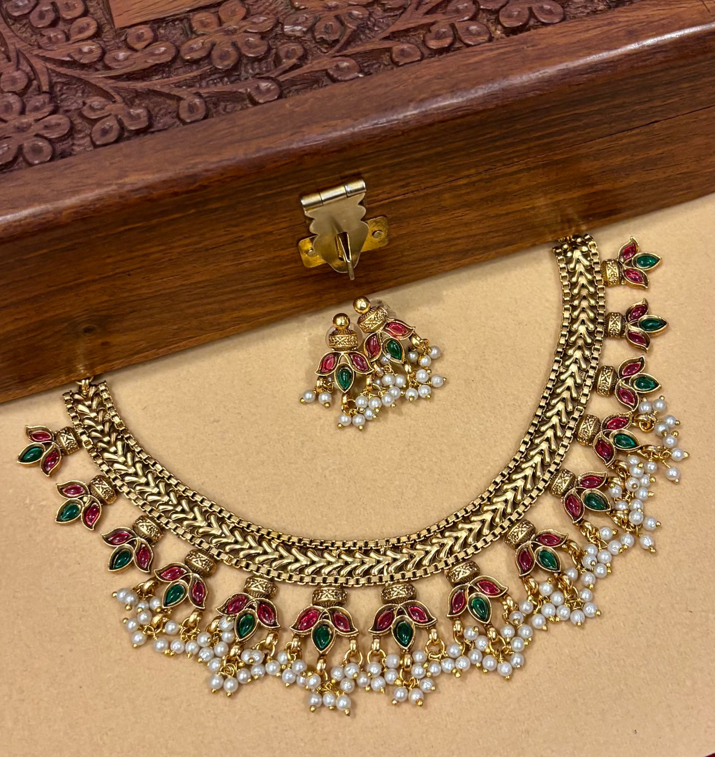 Vaishnavi Kemp Pearl Choker Set
