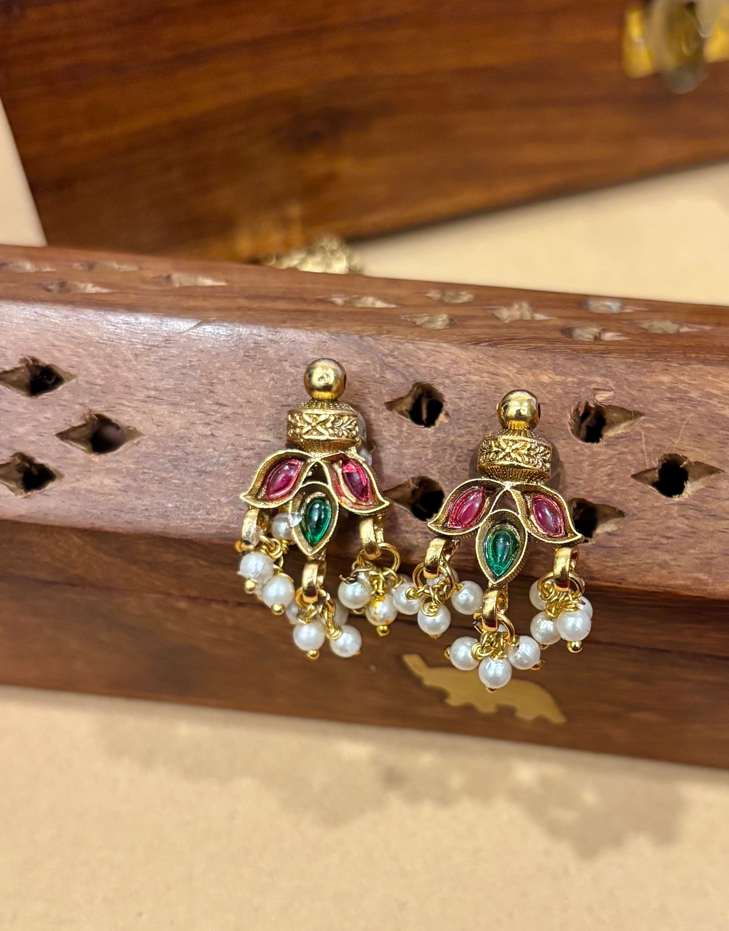 Vaishnavi Kemp Pearl Choker Set