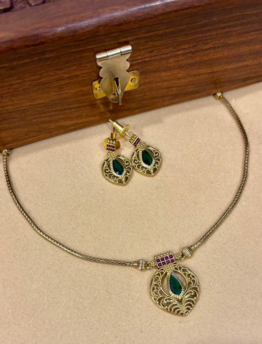 Harini Emerald Pendant Necklace Set