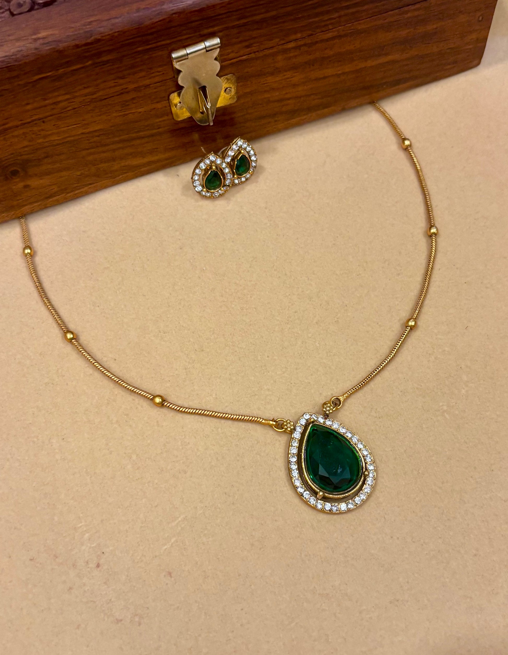 Meher Emerald Pendant Chain.