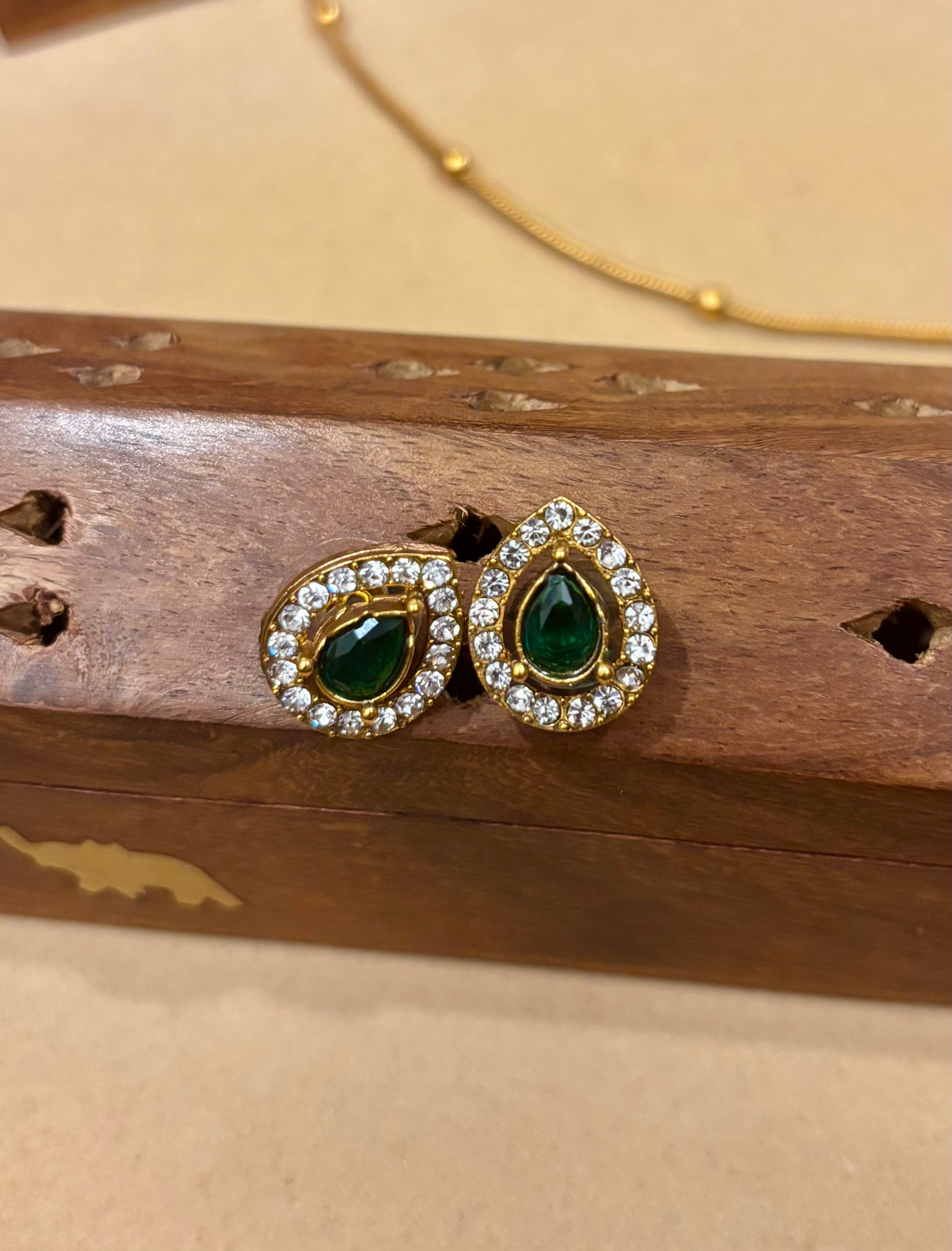 Meher Emerald Pendant Chain.